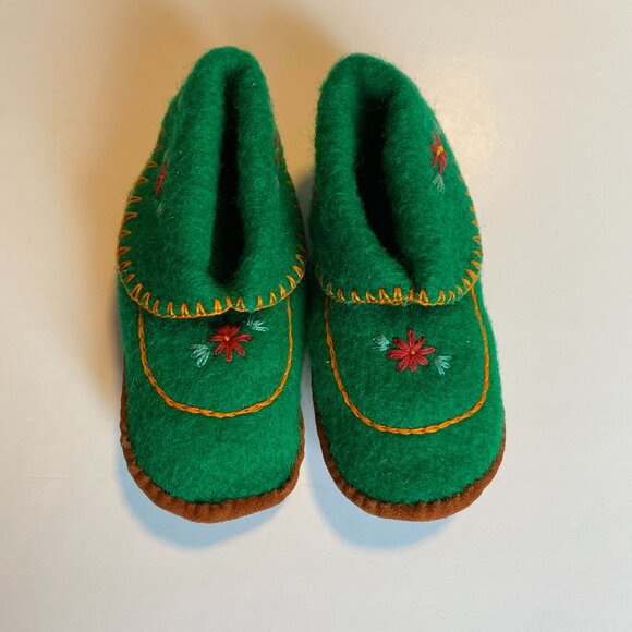 Handmade Green Wool Toddler Moccasins Embroidered Suede bottom NWOT - Picture 1 of 5